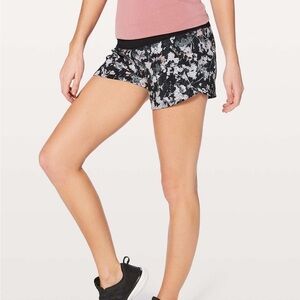 Lululemon Run Times Short II 4" Spring Bloom Multi / Black size 2